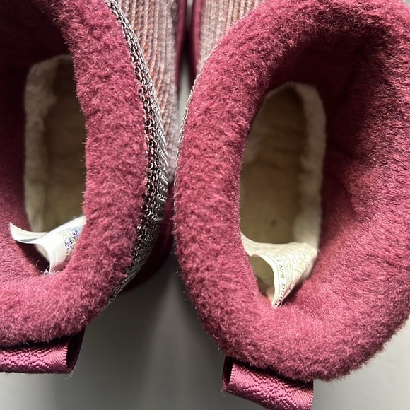 Uggs Toddler Size 7 sequence - Picture 4 of 8